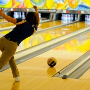 Personne jouant au bowling se disant possiblement en congé de maladie