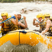 Gens souriants en rafting