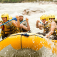 Gens souriants en rafting