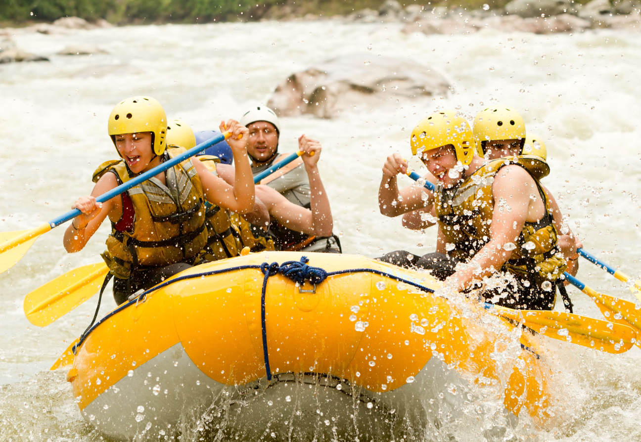 Gens souriants en rafting