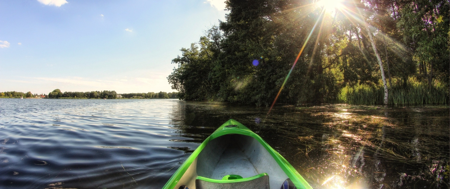 Canot sur un lac, foret en vue, image pour évoquer le changement