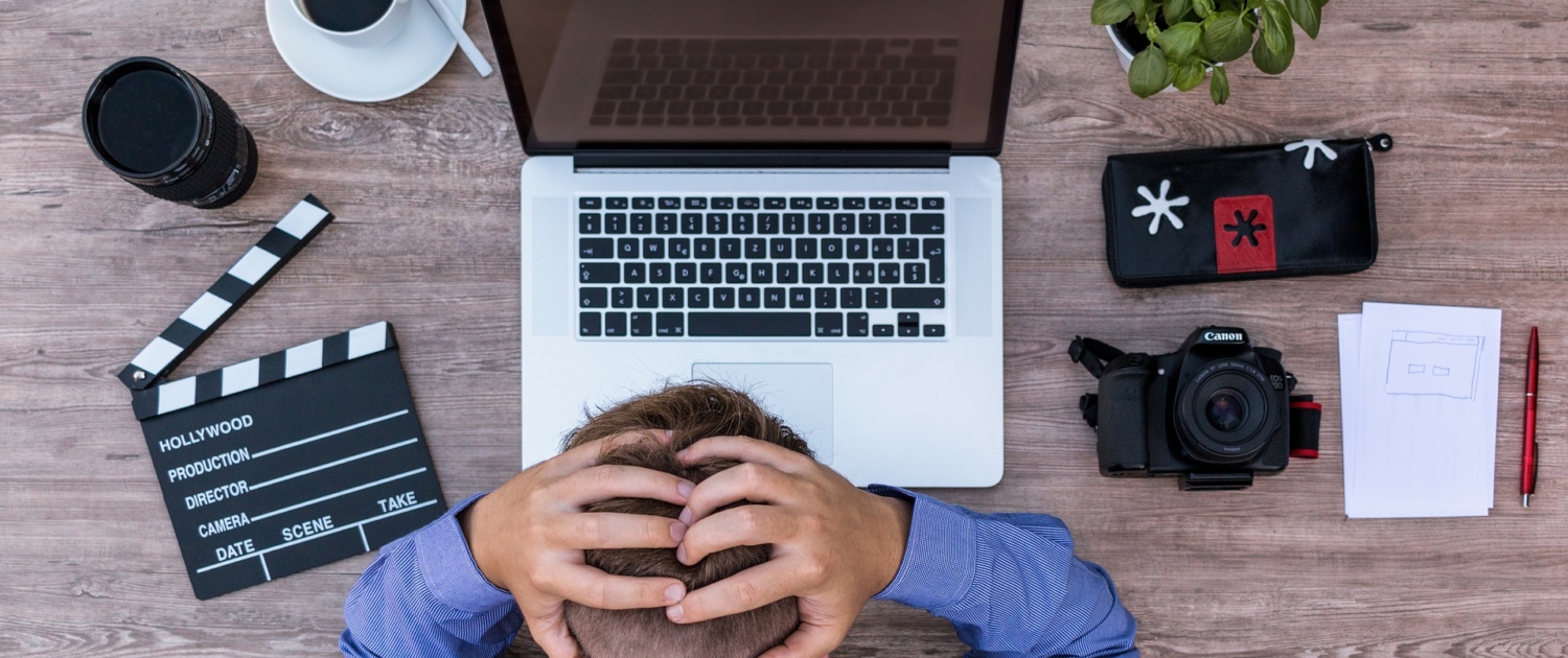 Personne découragée stressée devant ordinateur - comment l aider