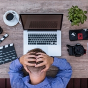 Personne découragée stressée devant ordinateur - comment l aider
