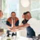 Équipe diversifiée qui se donnent tous la main avec le sourire