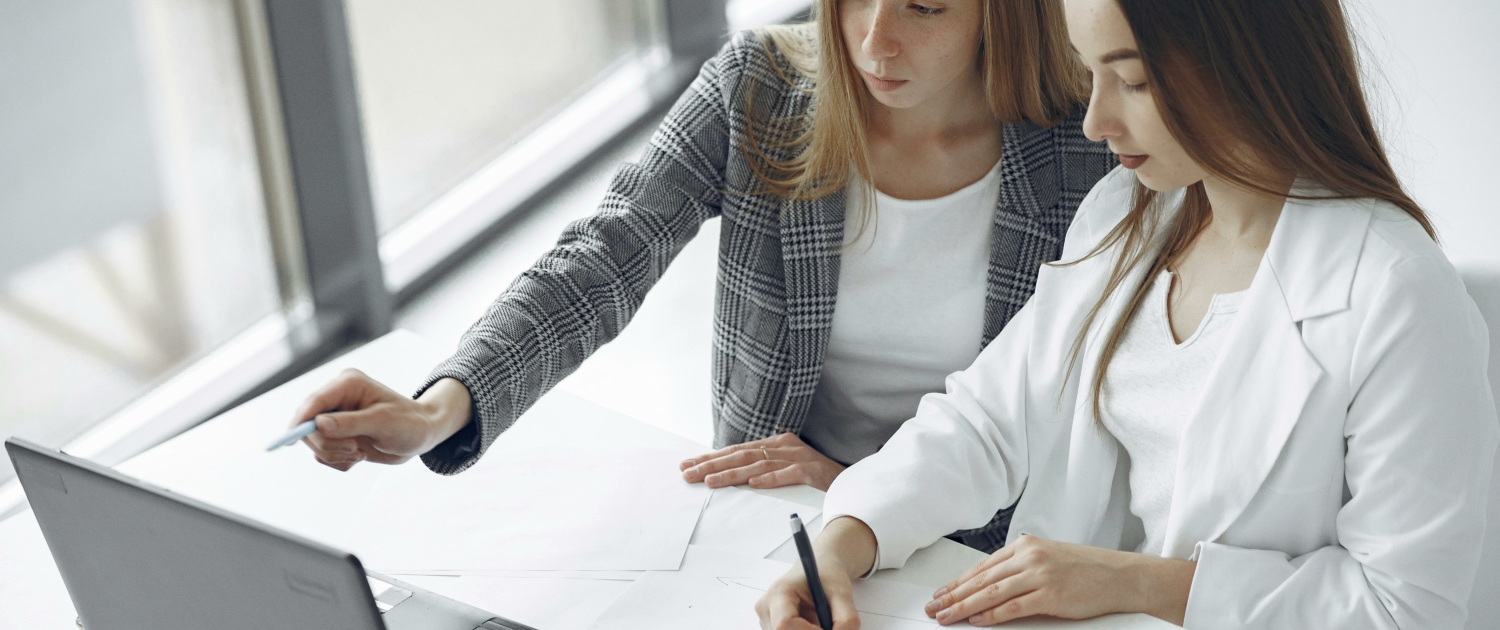 Deux femmes travaillent ensemble devant ordinateur