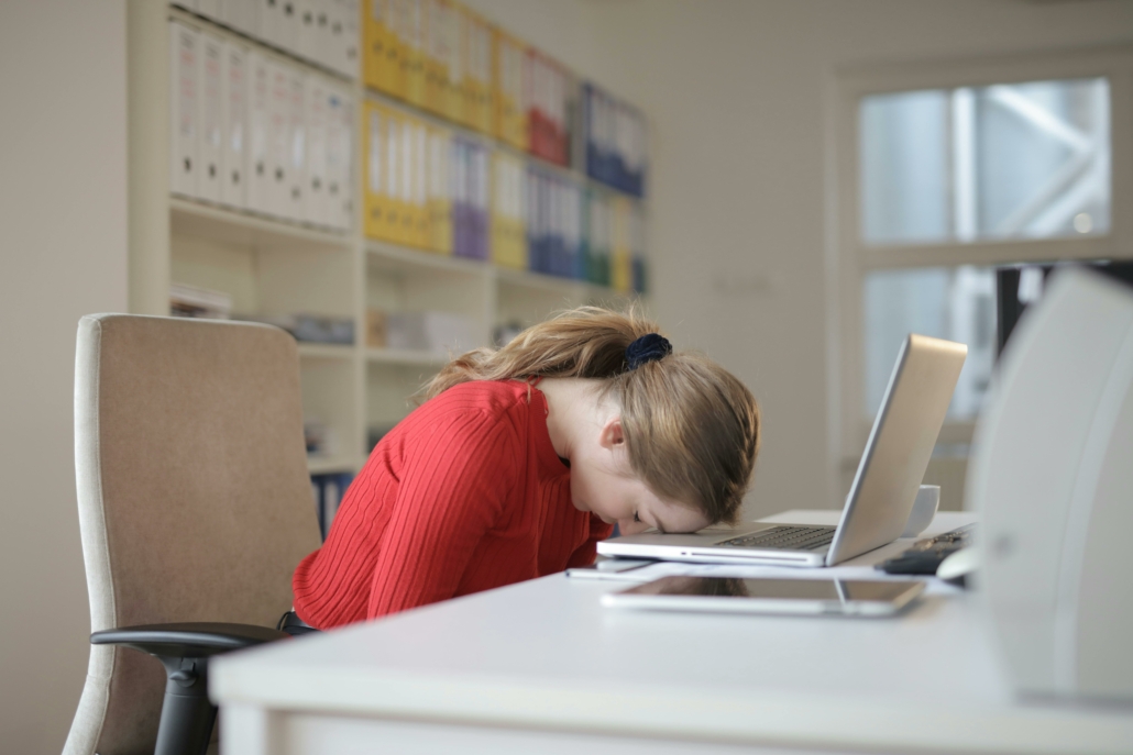 Femme tete sur son clavier montrant fatigue ou stress