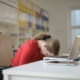 Femme tete sur son clavier montrant fatigue ou stress